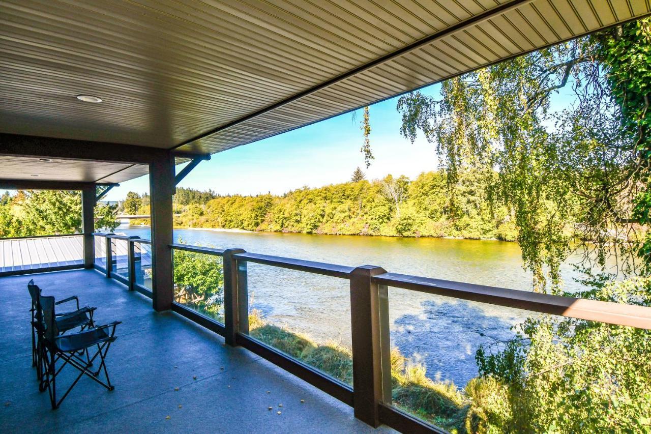 Chateau Riverside Campbell River Exterior photo