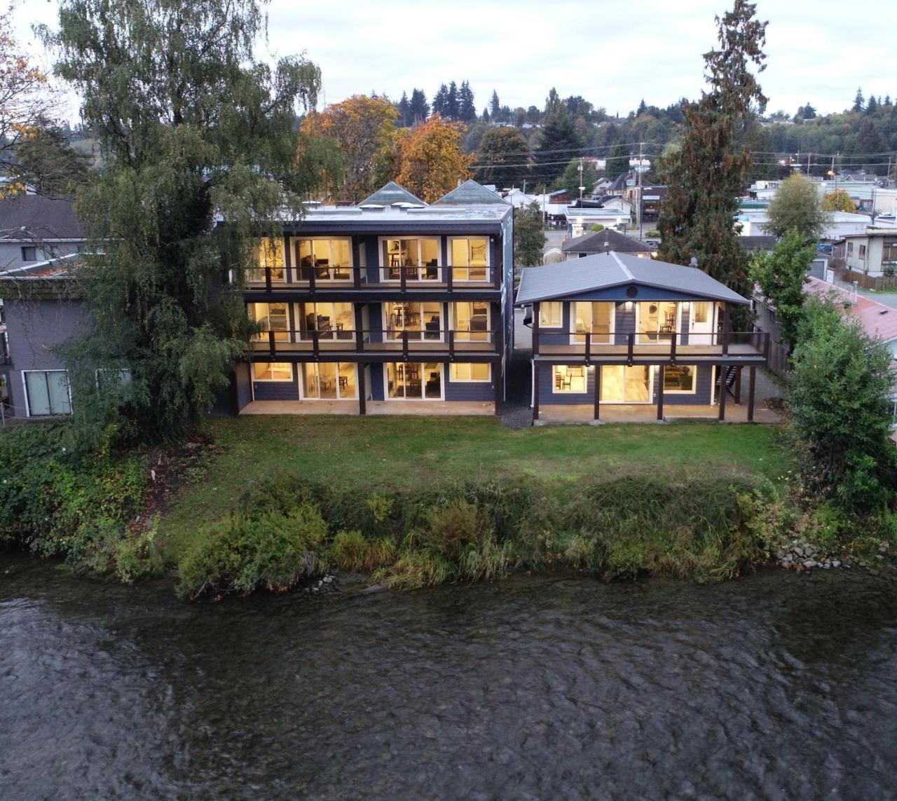 Chateau Riverside Campbell River Exterior photo